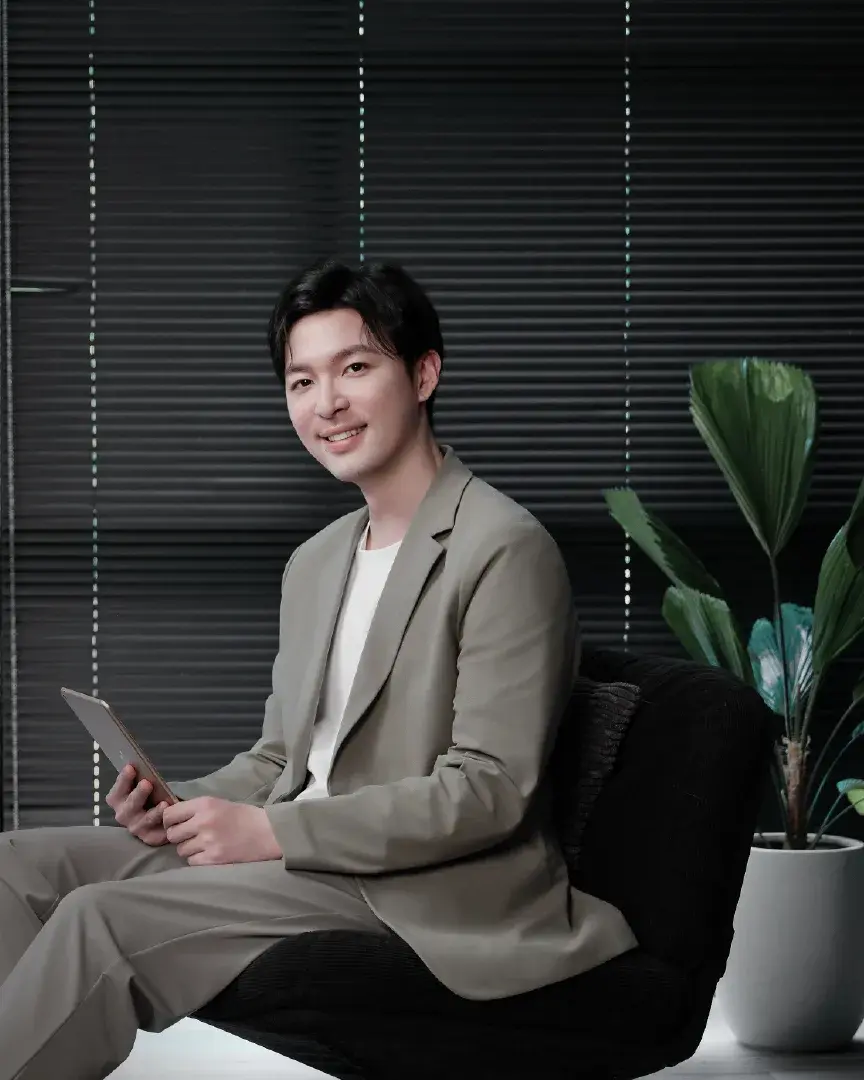 無界聯盟創辦人傑少拿著平板坐在辦公室