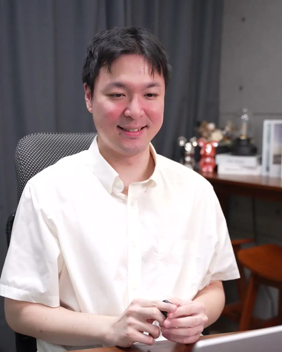 傑少在拍攝現場的桌前