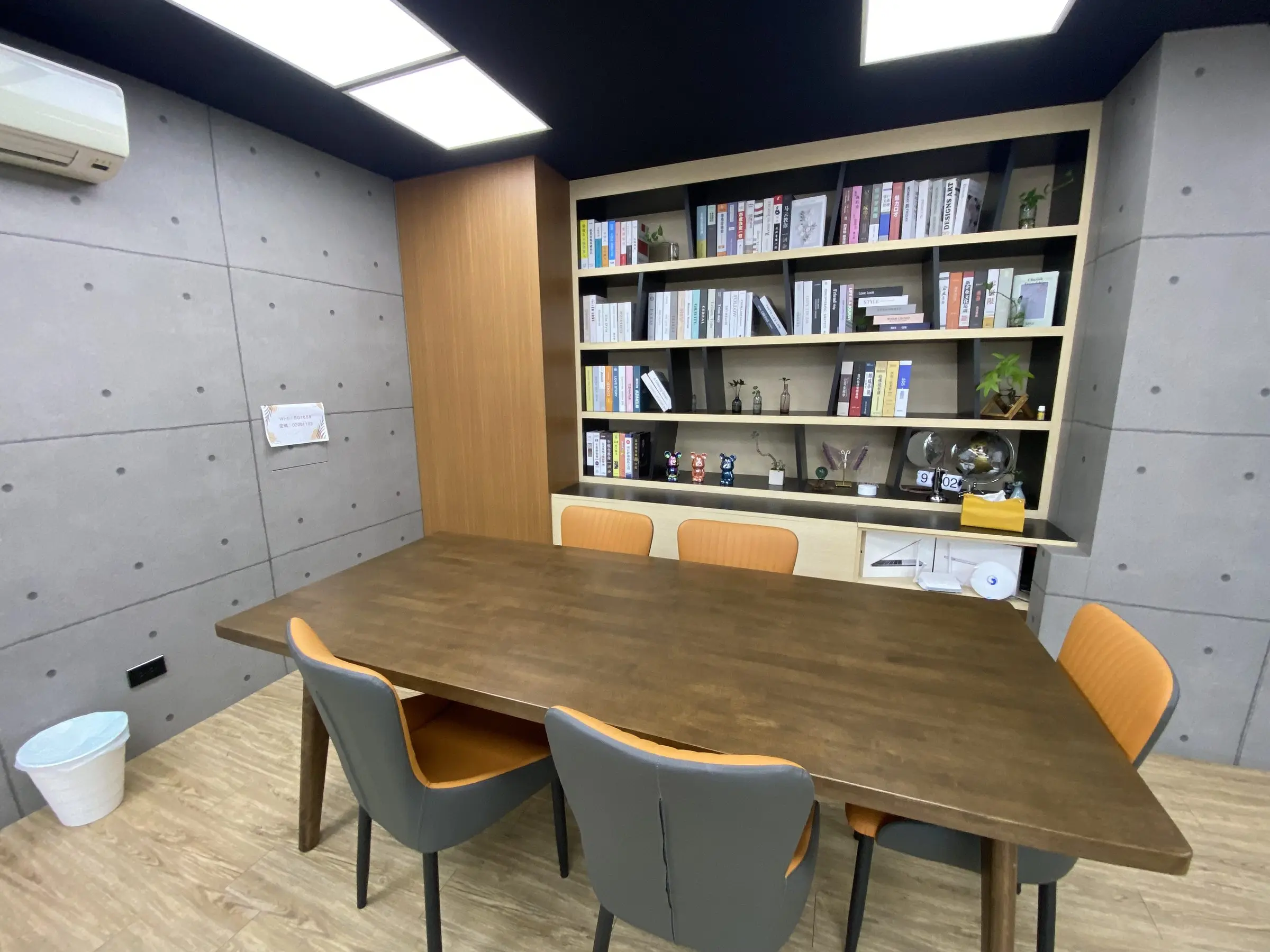 Podcast Space 現場實拍：書牆前的木桌與座椅